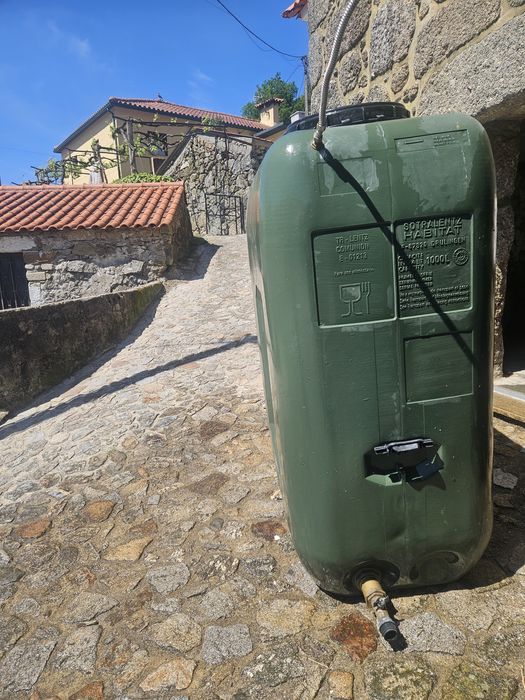 Deposito de Água 1000 litros com bomba de água  incluída.