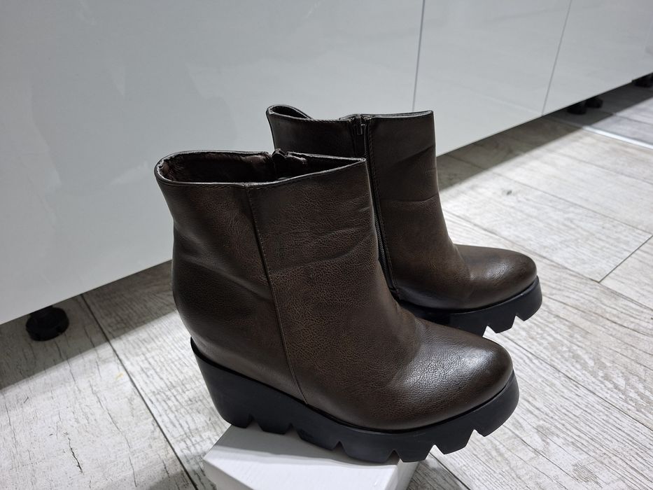 Damskie botki na koturnie