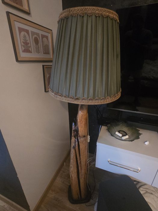 Lampa stojąca ze starej belki