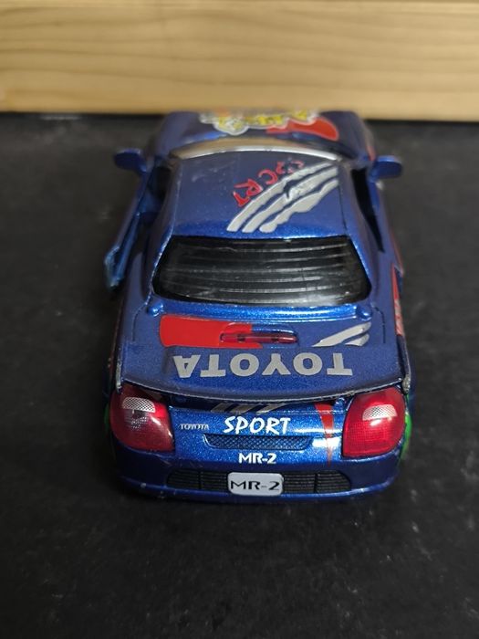Carrinho Toyota MR2 Azul
Miniatura de um carro desportivo Toyota MR2.