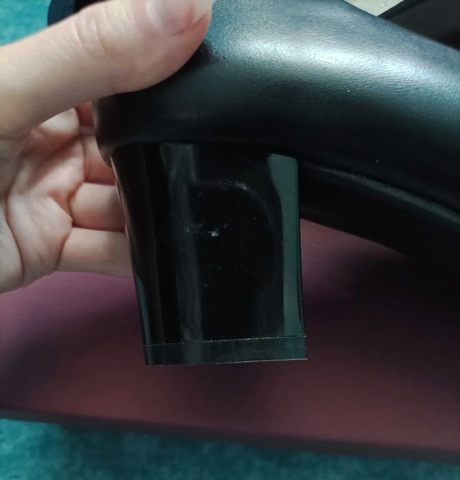 Eleganckie czółenka z ozdobnym paskiem