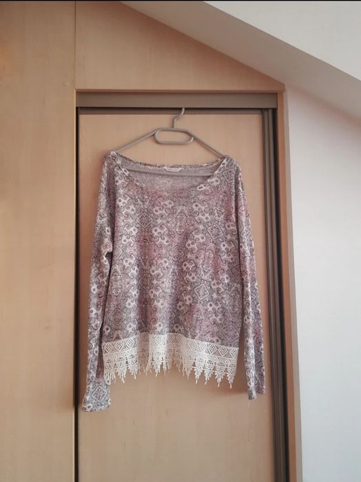 Różowy sweter z koronką