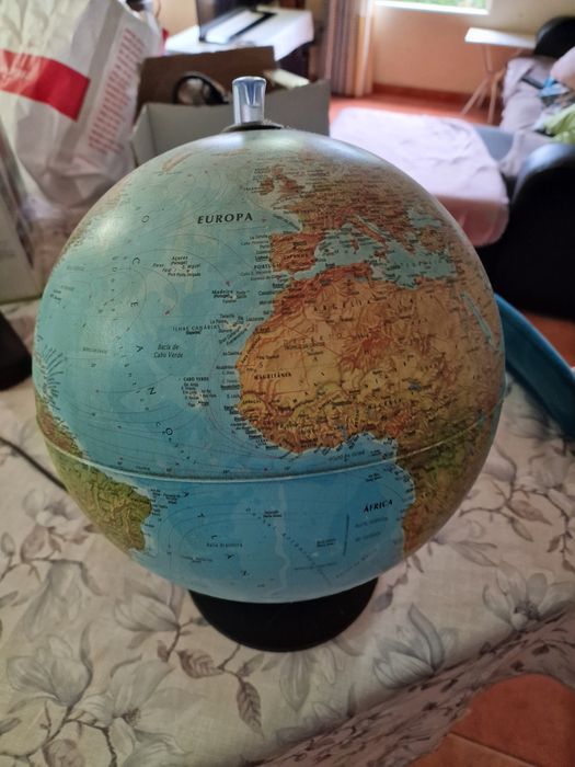 Vendo candeeiro em forma de globo terrestre