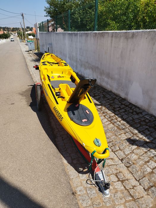 Kayak usado para pesca com acessórios