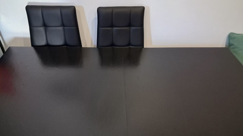 Mesa de madeira preta extensível