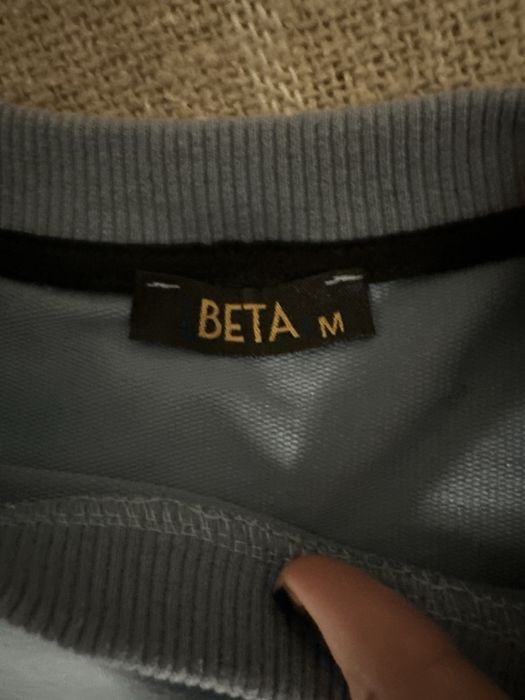 Светр з традиційною нашивкою на рукавах у стилі вишиванки