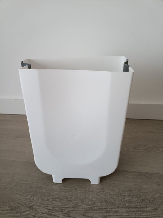 Balde do lixo extensível branco e cinza