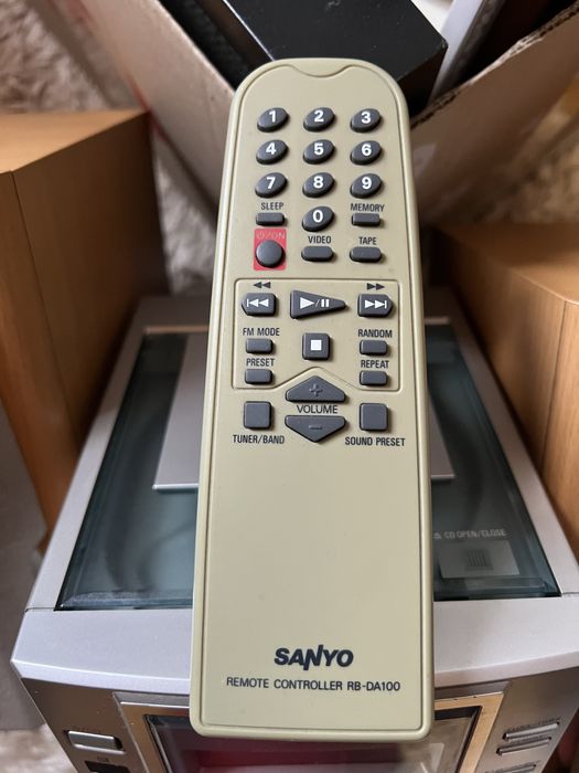 Продам міні музичний центр SANYO з колонками та пультом.