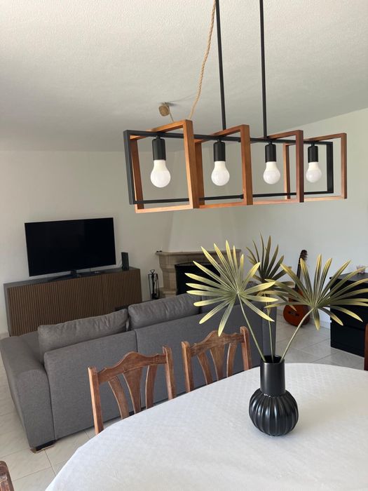 Quarto de casal mobiliado, em moradia renovada com jardim amplo