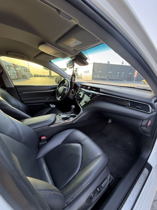 Продам офіційну Toyota Camry Hybrid 2019 року у максимальній комплектації Premium Plus
