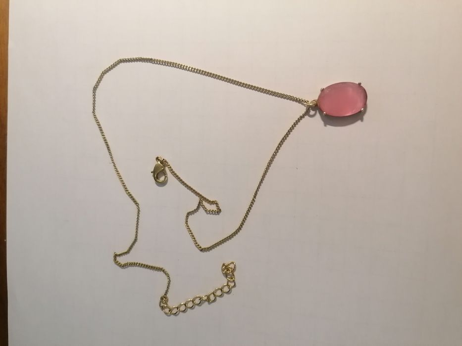Colar dourado com pedra rosa