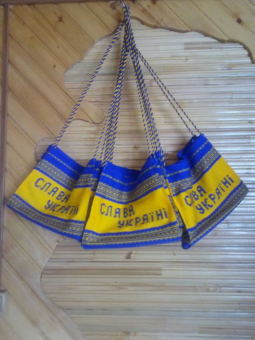 Оливкі зелені, маслини чорні,  погляди синьо-жовті.