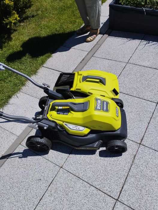 Sprzedam kosiarkę elektryczną do trawy firmy Ryobi -  dwuletnia mało używana, zakres koszenia 37cm, moc 1500W z funkcją mulczowania