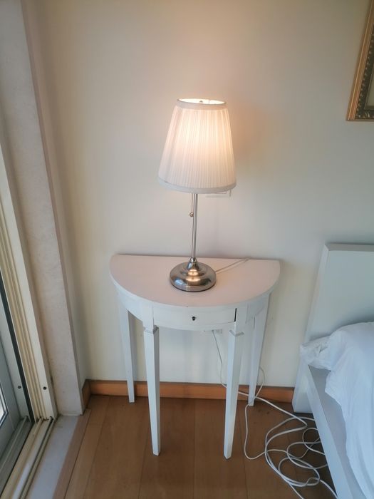Mesa de cabeceira meia lua com candeeiro