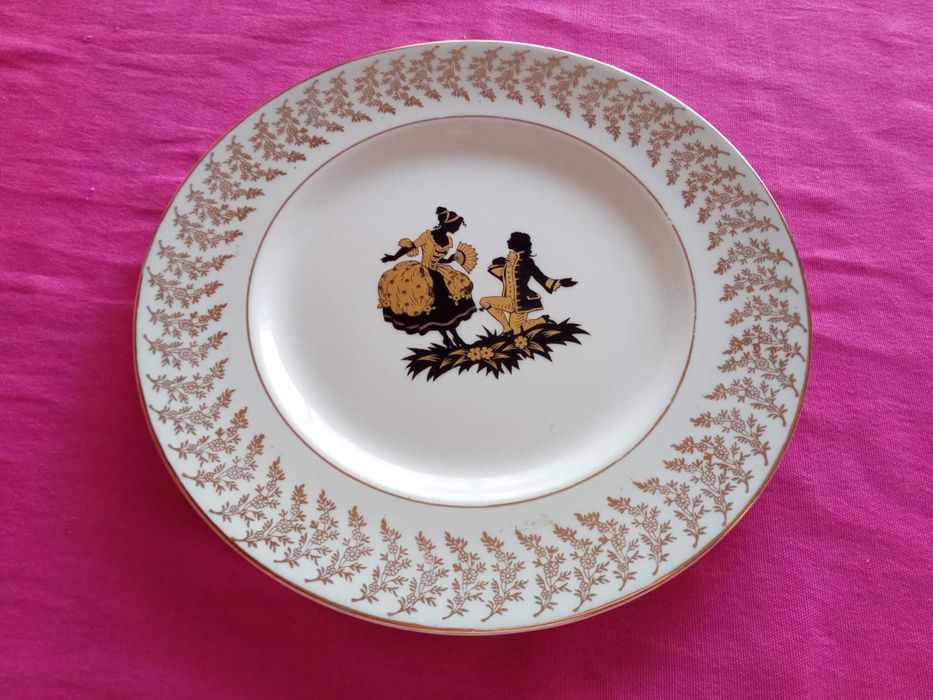 11 Pratos decorativos de porcelana
