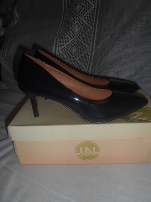 sapatos com tacão fino cor azul  marinho para senhora