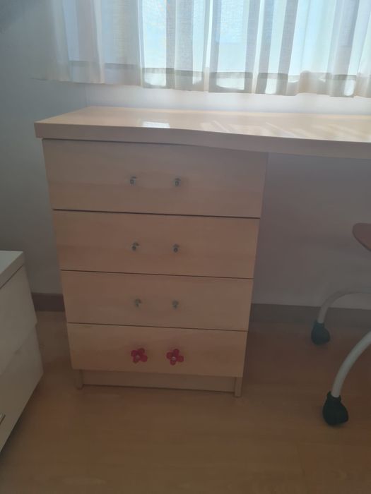 Cama, Secretaria/Cómoda, Cadeira e 1 Colchão