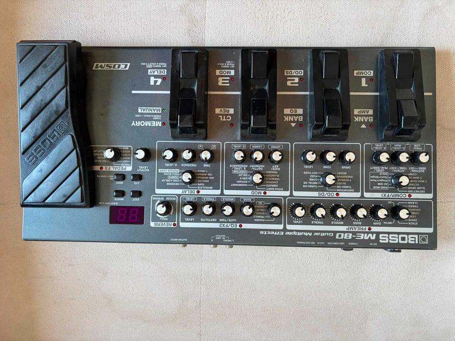 Pedaleira Boss ME-80