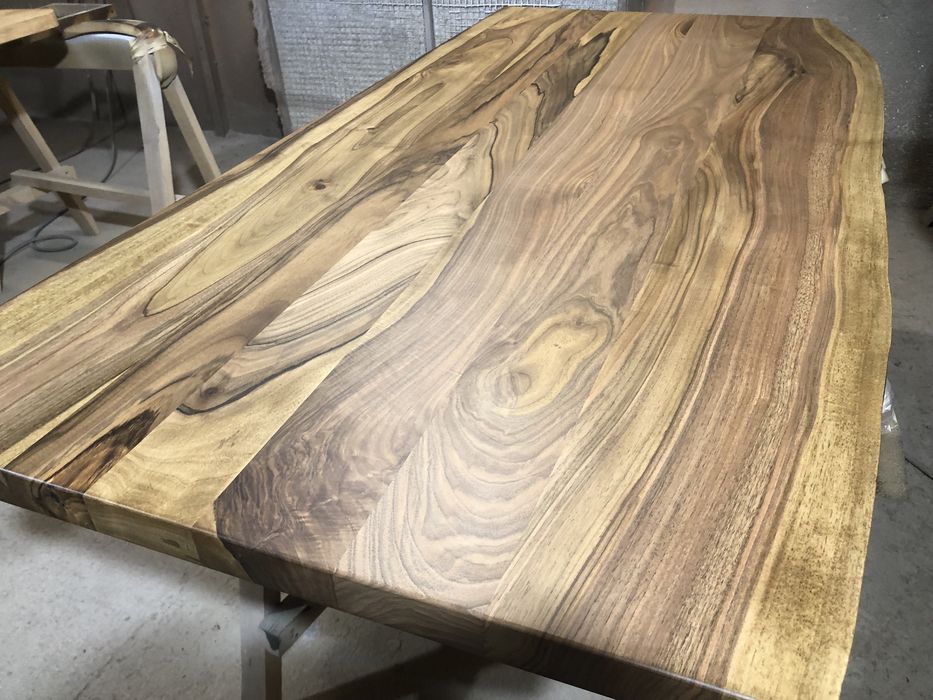 Стол из дерева. Стул. Диван. Кровать. Мягкая мебель.