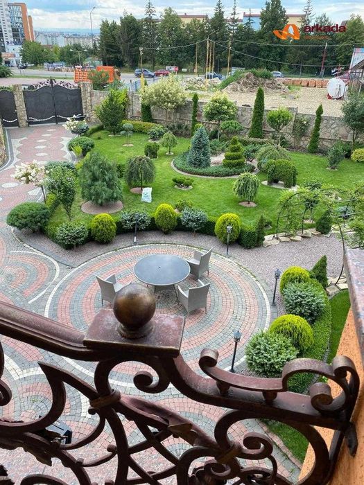 Продаж розкішного будинку в передмісті Івано-Франківська