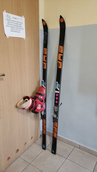 Narty z wiązaniami, butami i kijkami