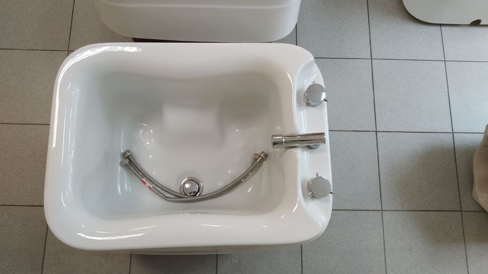 Продам меблі, сантехніку для салонів краси