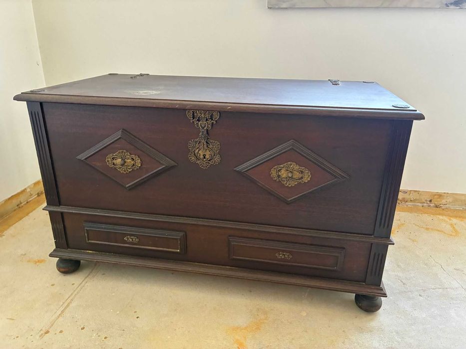 Móveis antigos em madeira maciça