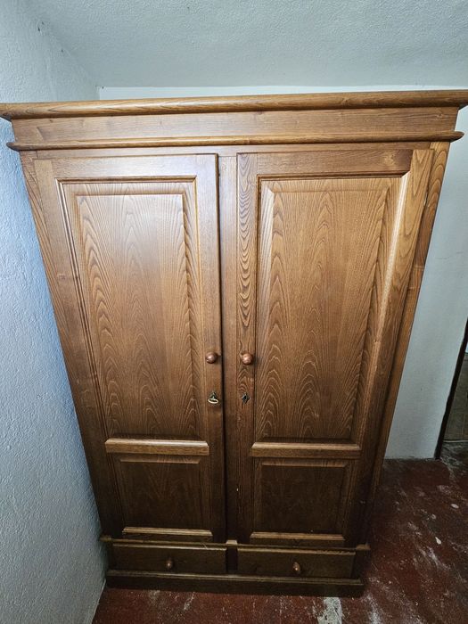 Armário de madeira