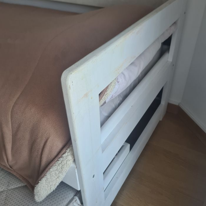 Cama de solteiro, branca, com gavetão em baixo.