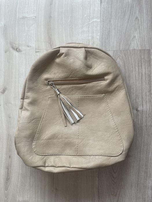 Plecak beżowy z frędzlem