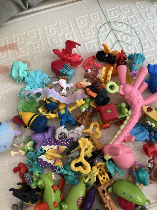 Кіндери, іграшки дитячі