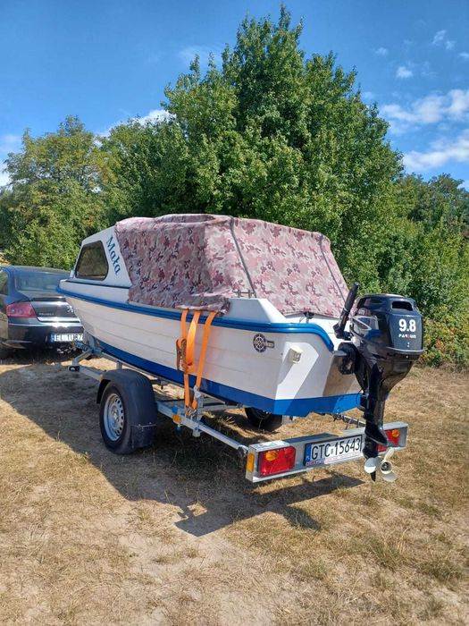 Łódź kabinowa z silnikiem