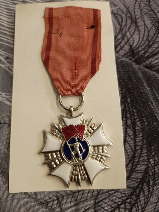 Order sztandaru pracy II KL piękny stan Etui 1