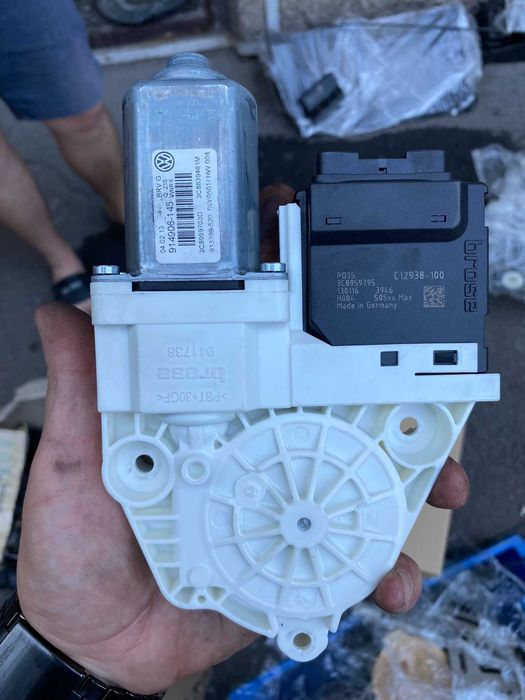 Моторчик склопідіймача Volkswagen Passat B7, CC