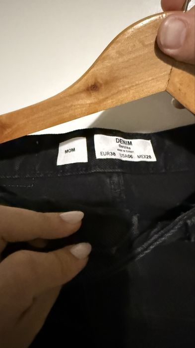 Calcas de ganga pretas rasgadas Bershka