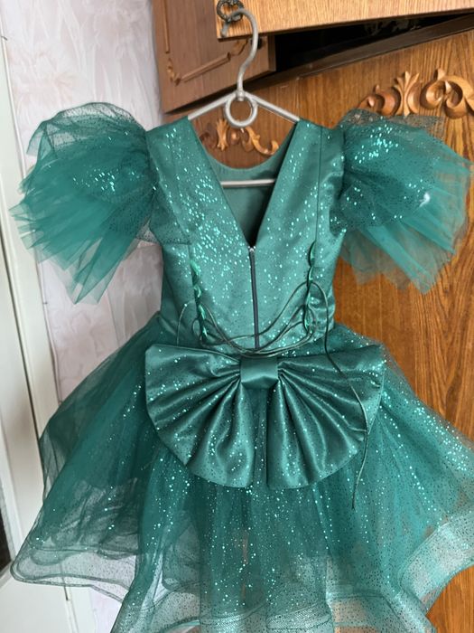 Платье нарядное для девочки  4-6 лет размер 30