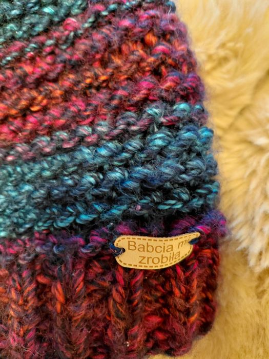 Ręcznie robiona czapka z pomponem i z napisem Babcia mi zrobiła