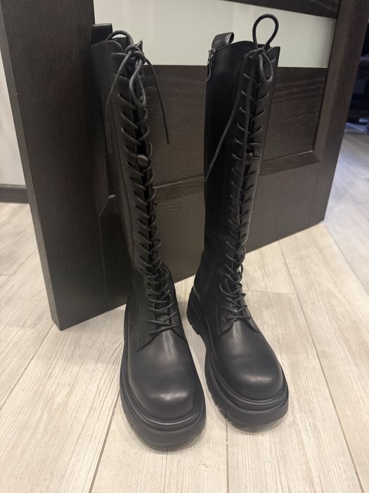 Високі чоботи на шнуровці