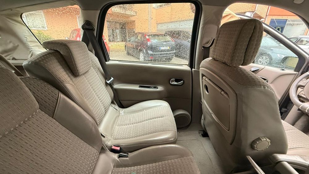 Gran cenic 7 lugares com avaria e sem a chave ainda funciona