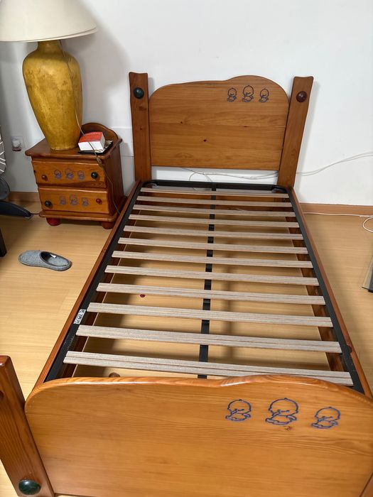 Cama de criança de madeira
