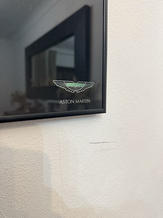 Dois quadros de exposiçao lego alumium ferrari e auston martin