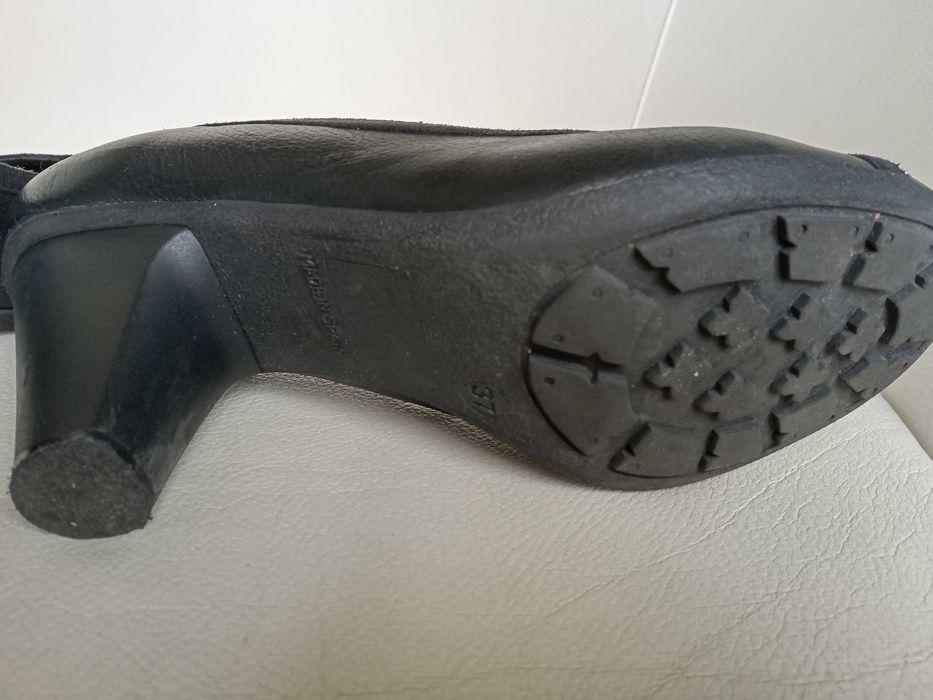Sapatos pretos da Bata em pele Tam. 37