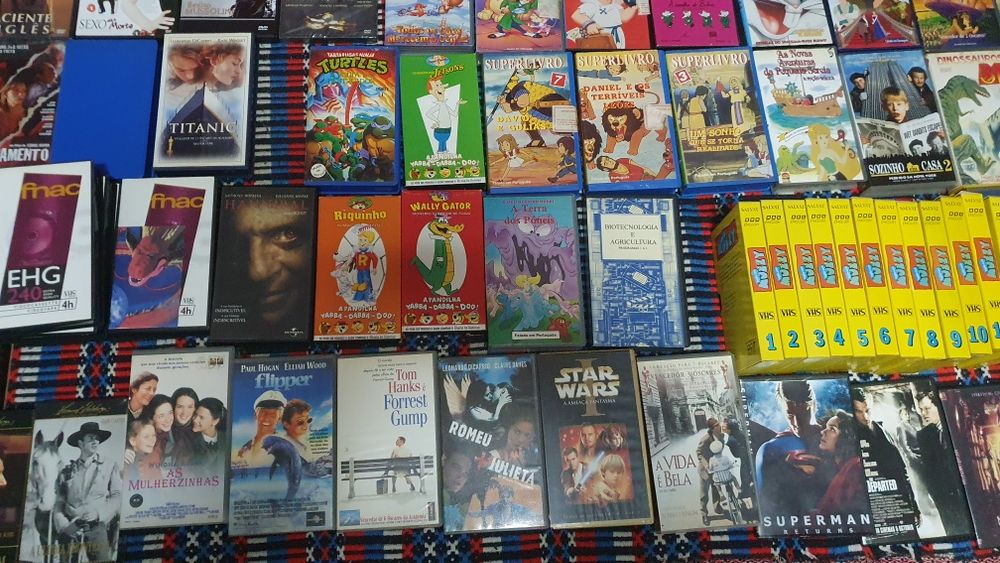 Lote de DVDs e VHS antigas
