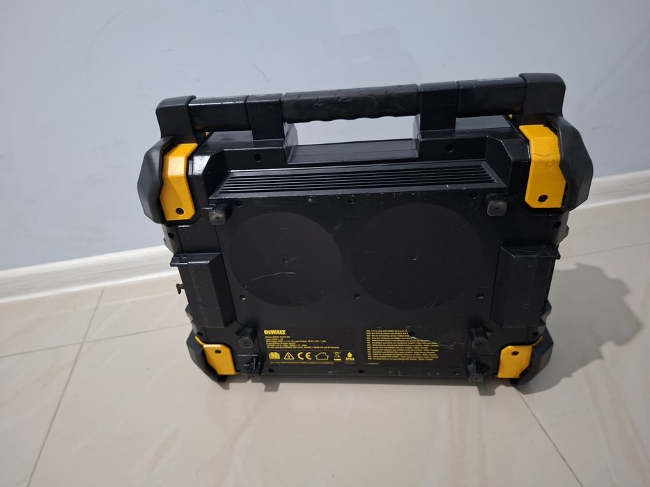 Зарядний пристрій - радіоприймач DeWALT DWST1