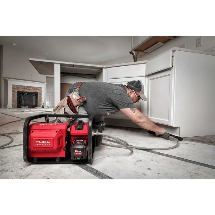 Компресор повітряний акумуляторний Milwaukee M18 FAC-0