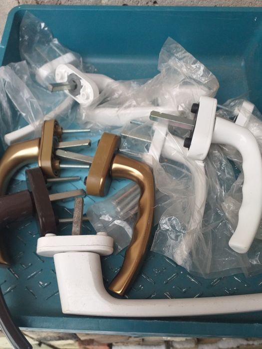 продам дверні ручкі.