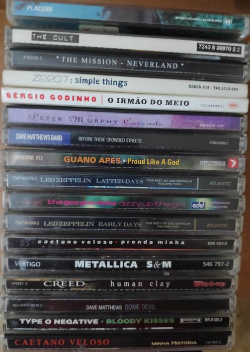 Conjunto de CDs e DVDs.