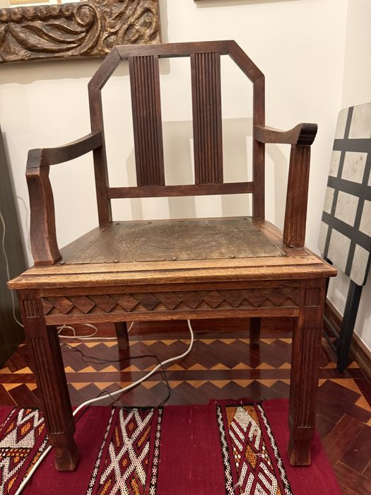 2 Cadeiroes julga-se terem pertencido aos escritorios da Brasileira