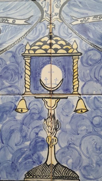 Painel de azulejos com o Santíssimo Sacramento