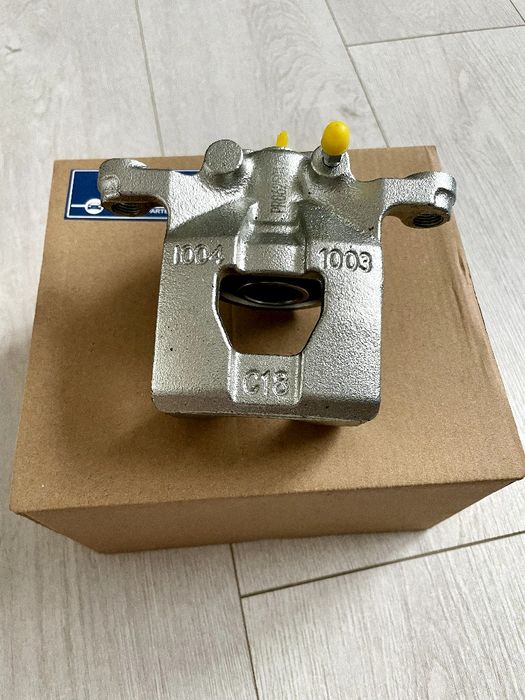 Супорт Ніссан задній. Лівий правий.